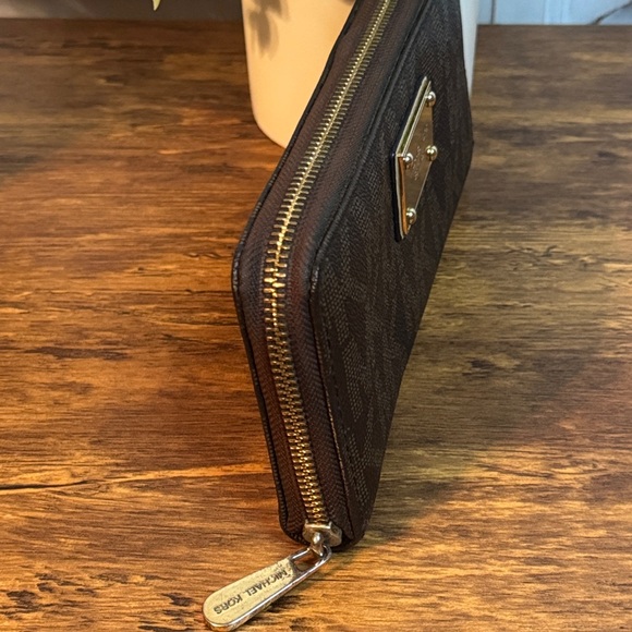Michael Kors Signature Large Zip-Around Wallet / Clutch in classic brown - Picture 5 of 9